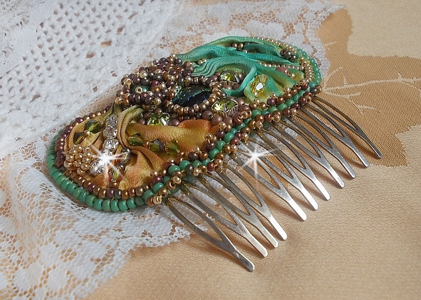 Peigne &agrave; cheveux Lune V&eacute;nitienne brod&eacute;e avec un ruban de soie orange, vert et jaune, cristaux, : toupies et chatons. S&rsquo;ajoute &agrave; l&rsquo;ensemble perles magiques, cabochons verre Cristal sur broche en Laiton