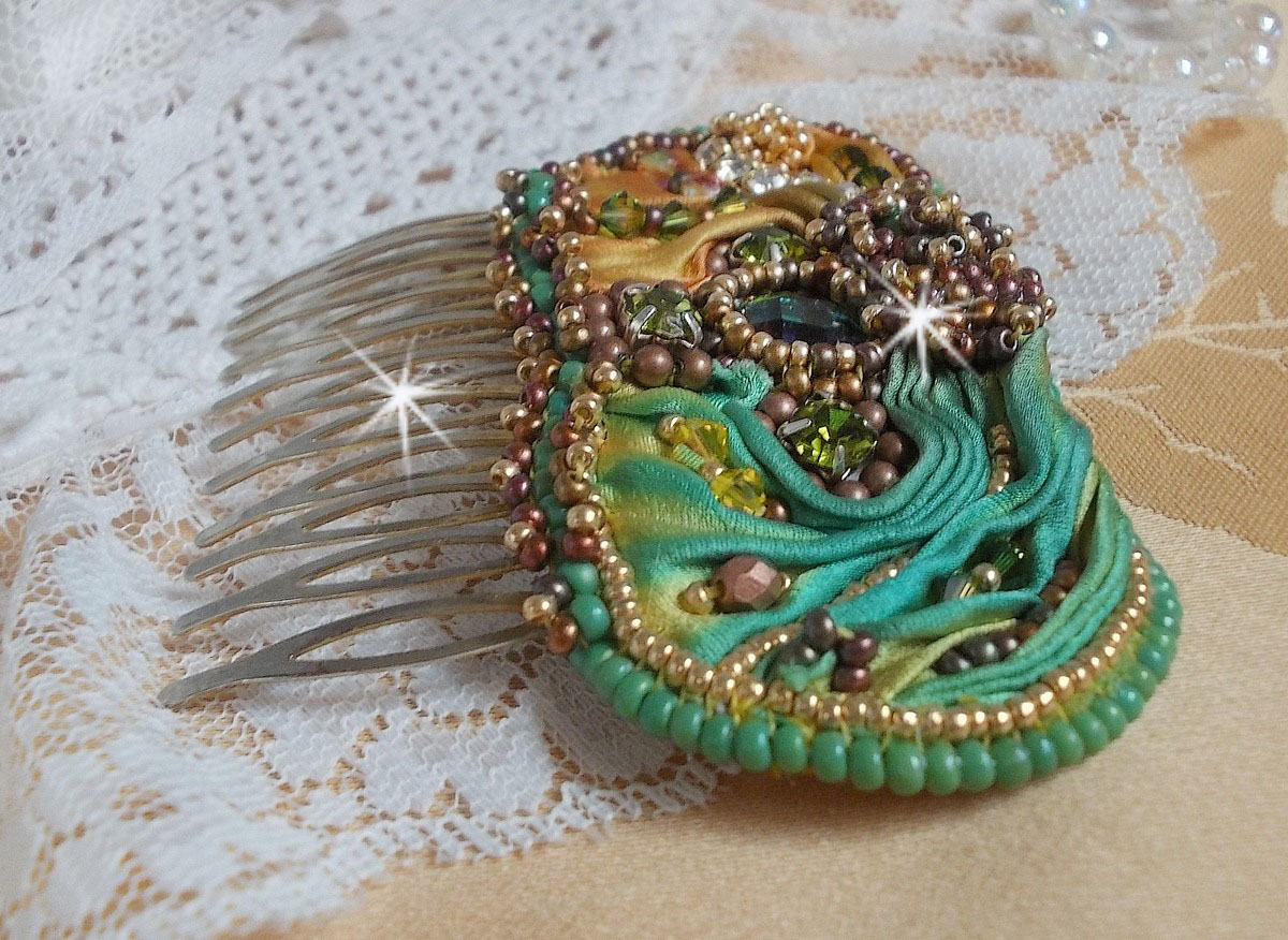 Peigne &agrave; cheveux Lune V&eacute;nitienne brod&eacute;e avec un ruban de soie orange, vert et jaune, cristaux, : toupies et chatons. S&rsquo;ajoute &agrave; l&rsquo;ensemble perles magiques, cabochons verre Cristal sur broche en Laiton