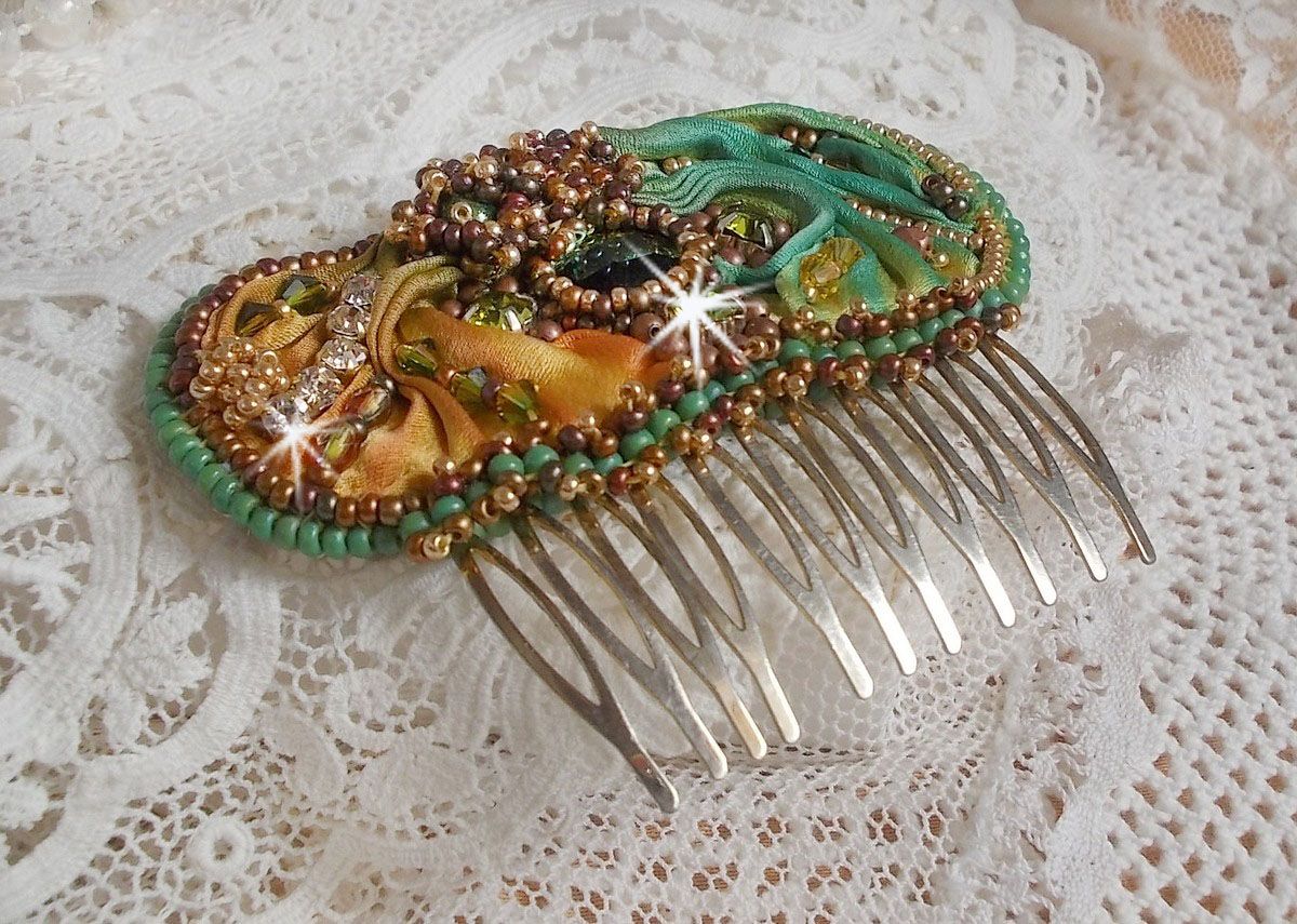Peigne &agrave; cheveux Lune V&eacute;nitienne brod&eacute;e avec un ruban de soie orange, vert et jaune, cristaux, : toupies et chatons. S&rsquo;ajoute &agrave; l&rsquo;ensemble perles magiques, cabochons verre Cristal sur broche en Laiton