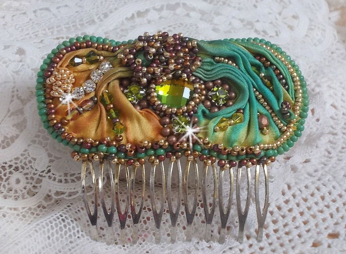 Peigne &agrave; cheveux Lune V&eacute;nitienne brod&eacute;e avec un ruban de soie orange, vert et jaune, cristaux, : toupies et chatons. S&rsquo;ajoute &agrave; l&rsquo;ensemble perles magiques, cabochons verre Cristal sur broche en Laiton