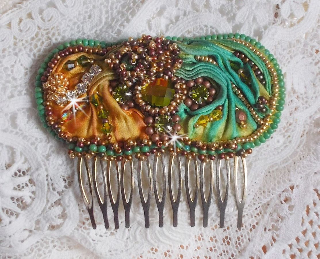 Peigne &agrave; cheveux Lune V&eacute;nitienne brod&eacute;e avec un ruban de soie orange, vert et jaune, cristaux, : toupies et chatons. S&rsquo;ajoute &agrave; l&rsquo;ensemble perles magiques, cabochons verre Cristal sur broche en Laiton