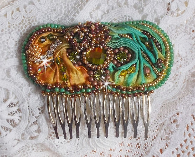 Peigne &agrave; cheveux Lune V&eacute;nitienne brod&eacute;e avec un ruban de soie orange, vert et jaune, cristaux, : toupies et chatons. S&rsquo;ajoute &agrave; l&rsquo;ensemble perles magiques, cabochons verre Cristal sur broche en Laiton