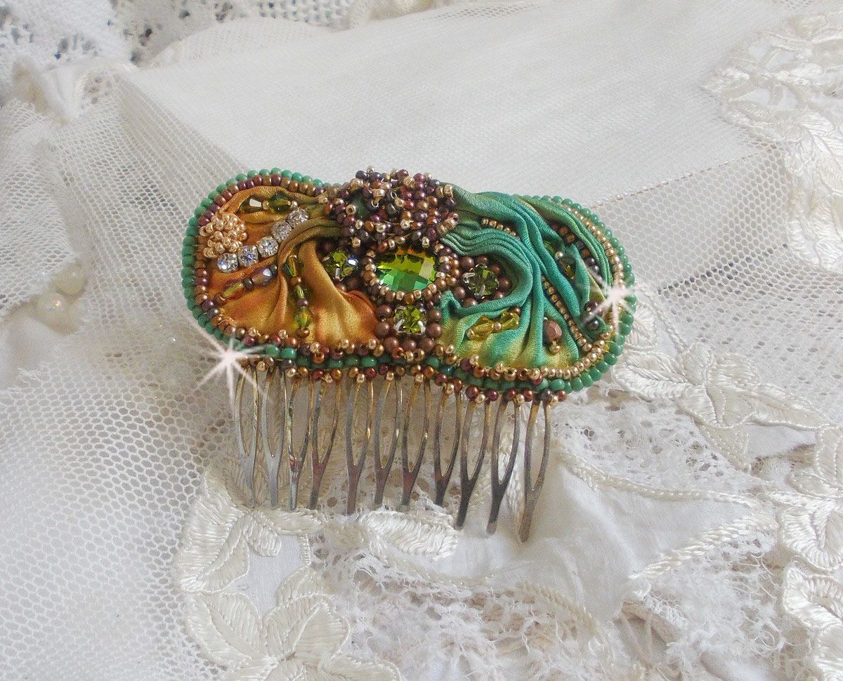 Peigne &agrave; cheveux Lune V&eacute;nitienne brod&eacute;e avec un ruban de soie orange, vert et jaune, cristaux, : toupies et chatons. S&rsquo;ajoute &agrave; l&rsquo;ensemble perles magiques, cabochons verre Cristal sur broche en Laiton