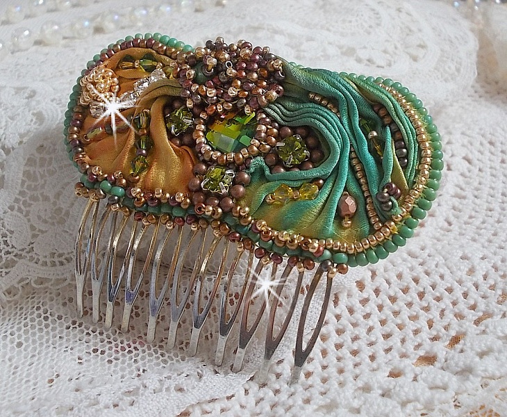 Peigne &agrave; cheveux Lune V&eacute;nitienne brod&eacute;e avec un ruban de soie orange, vert et jaune, cristaux, : toupies et chatons. S&rsquo;ajoute &agrave; l&rsquo;ensemble perles magiques, cabochons verre Cristal sur broche en Laiton