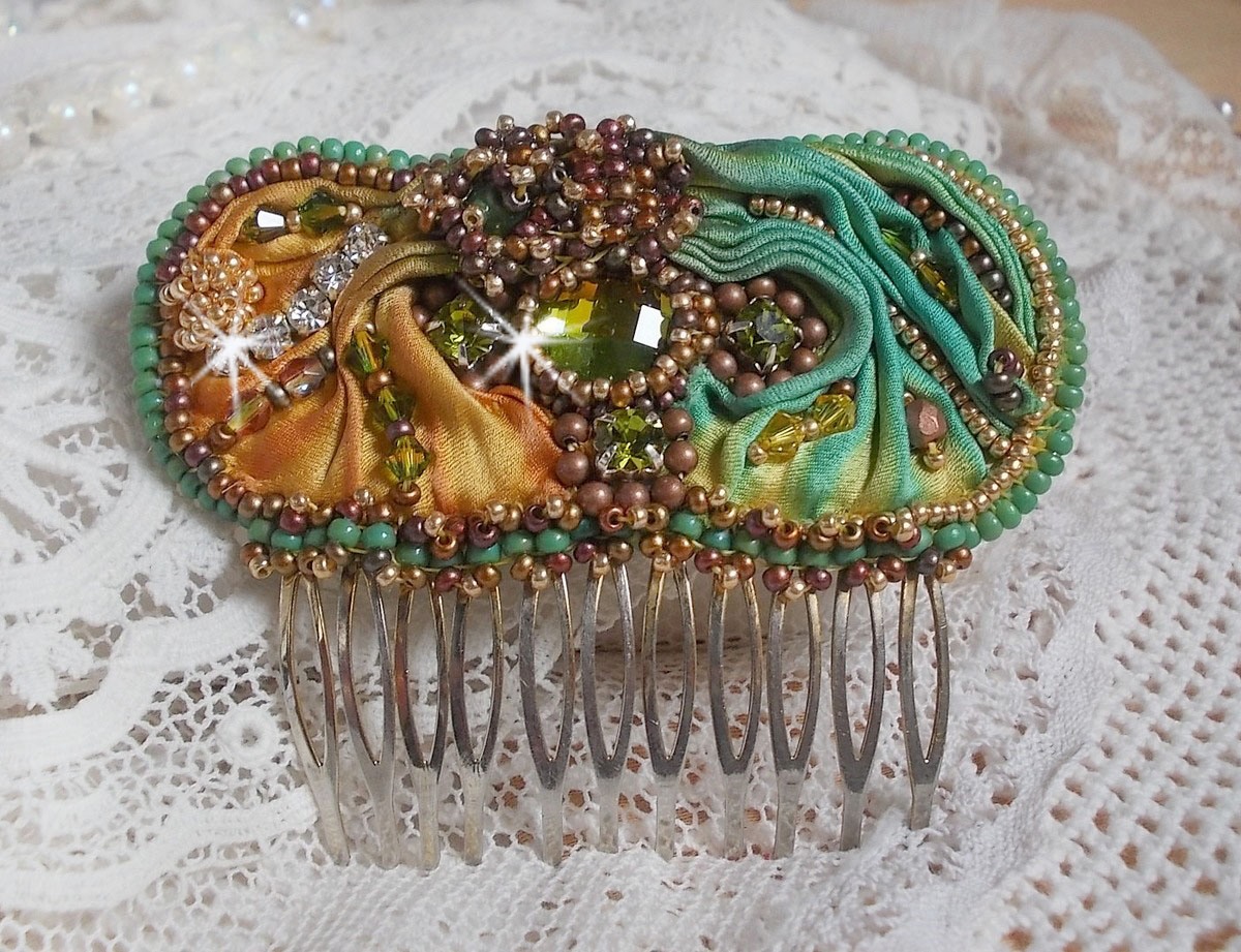 Peigne &agrave; cheveux Lune V&eacute;nitienne brod&eacute;e avec un ruban de soie orange, vert et jaune, cristaux, : toupies et chatons. S&rsquo;ajoute &agrave; l&rsquo;ensemble perles magiques, cabochons verre Cristal sur broche en Laiton