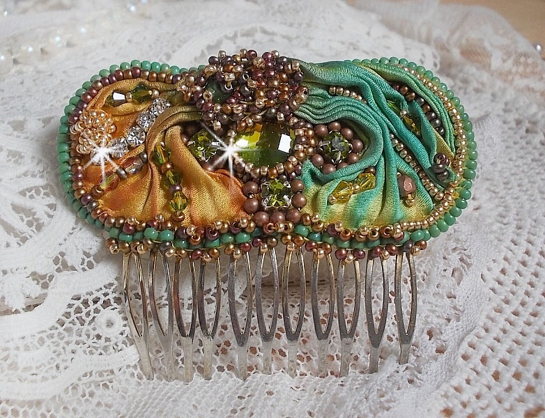 Peigne &agrave; cheveux Lune V&eacute;nitienne brod&eacute;e avec un ruban de soie orange, vert et jaune, cristaux, : toupies et chatons. S&rsquo;ajoute &agrave; l&rsquo;ensemble perles magiques, cabochons verre Cristal sur broche en Laiton