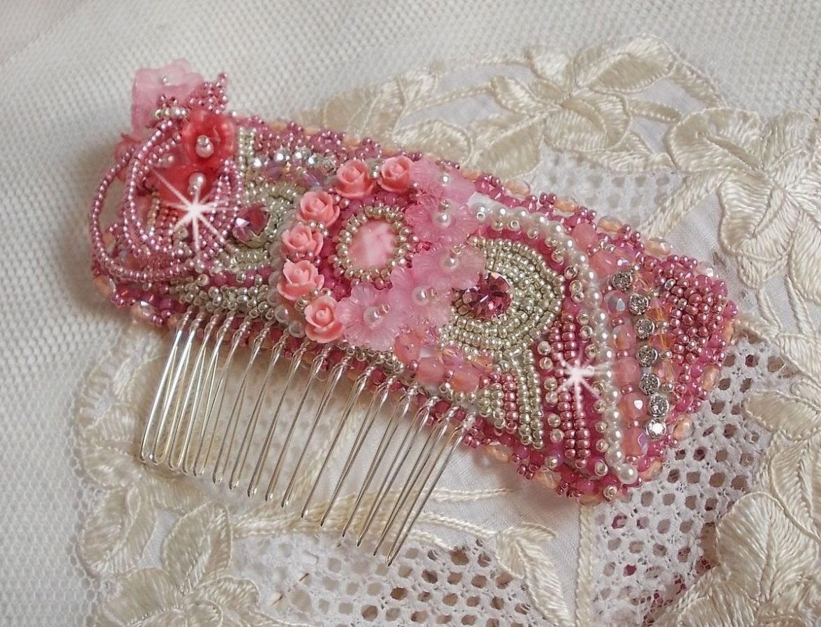 Peigne Magnolia brod&eacute; avec perles Cristal de Swarovski, fleurs r&eacute;sine, rocailles verre, strass