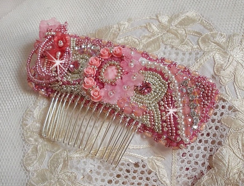 Peigne Magnolia brod&eacute; avec perles Cristal de Swarovski, fleurs r&eacute;sine, rocailles verre, strass