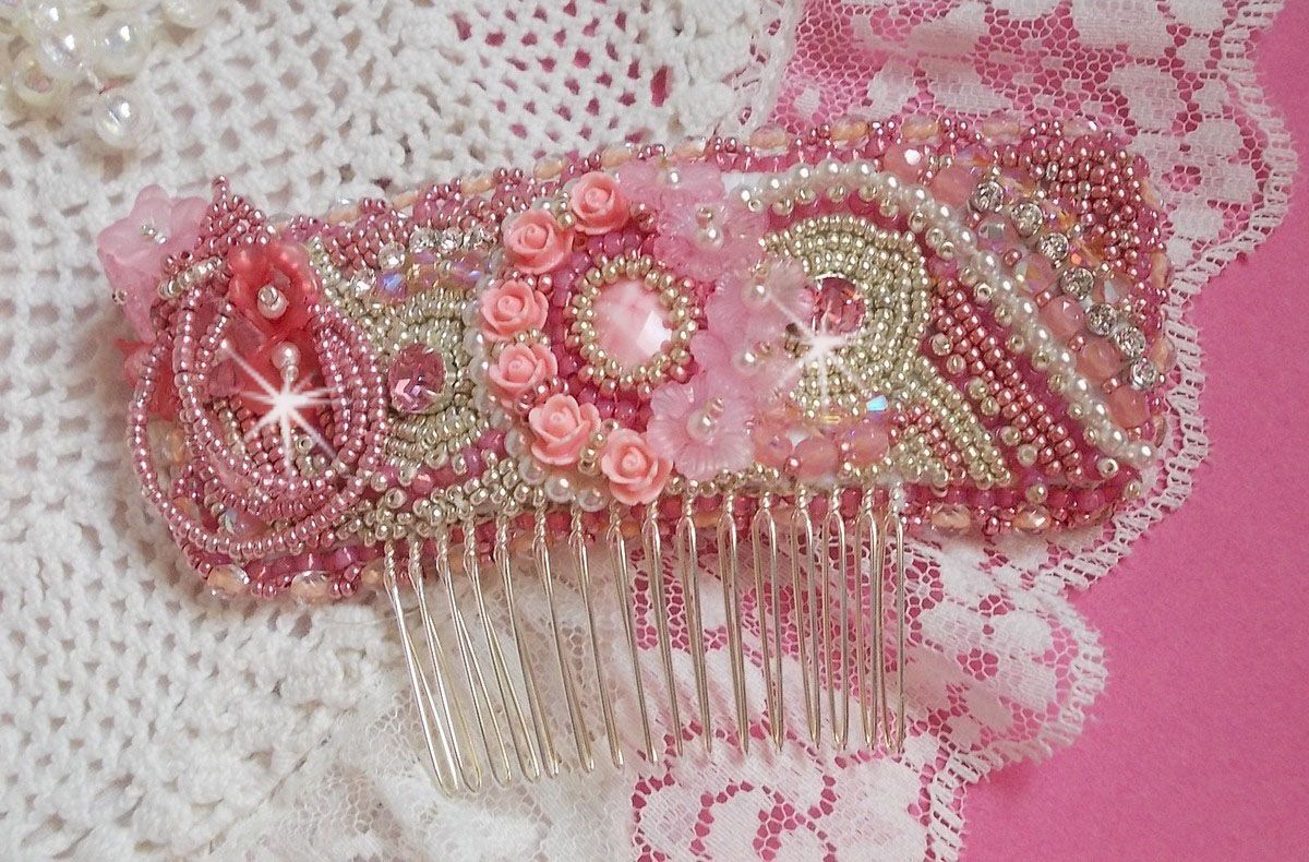 Peigne Magnolia brod&eacute; avec perles Cristal de Swarovski, fleurs r&eacute;sine, rocailles verre, strass
