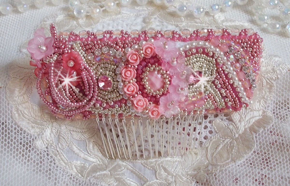 Peigne Magnolia brod&eacute; avec perles Cristal de Swarovski, fleurs r&eacute;sine, rocailles verre, strass