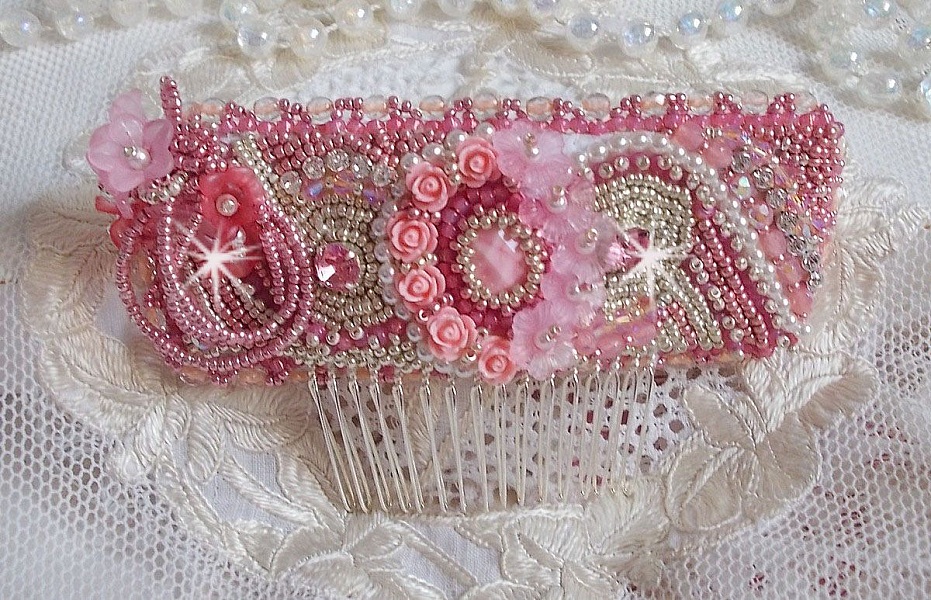 Peigne Magnolia brod&eacute; avec perles Cristal de Swarovski, fleurs r&eacute;sine, rocailles verre, strass