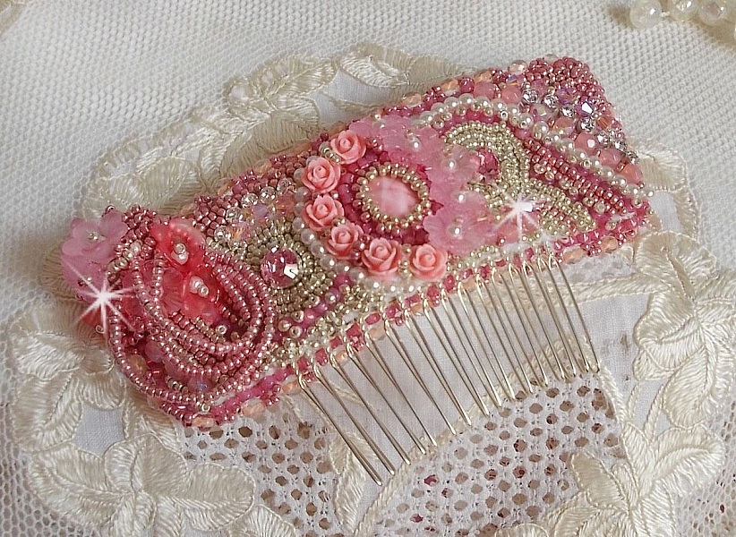 Peigne Magnolia brod&eacute; avec perles Cristal de Swarovski, fleurs r&eacute;sine, rocailles verre, strass