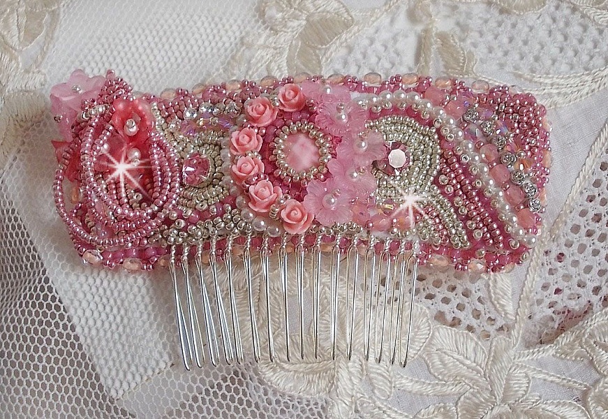 Peigne Magnolia brod&eacute; avec perles Cristal de Swarovski, fleurs r&eacute;sine, rocailles verre, strass