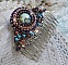 Peigne Bonjour Paris cabochon marbr&eacute; bleu/vert/&eacute;cru orn&eacute; de rocailles en verre dont la couleur dominante est le Violet. Mont&eacute;s sur un peigne Bronze m&eacute;tal avec des perles du Soleil. Un look city !