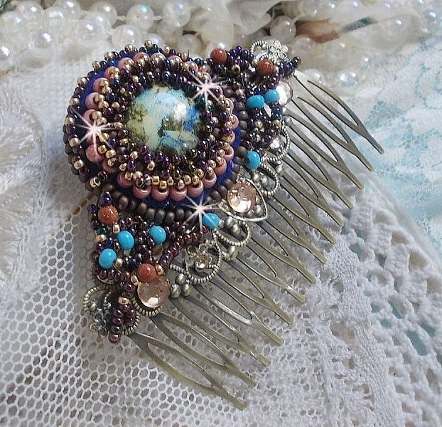 Peigne Bonjour Paris cabochon marbr&eacute; bleu/vert/&eacute;cru orn&eacute; de rocailles en verre dont la couleur dominante est le Violet. Mont&eacute;s sur un peigne Bronze m&eacute;tal avec des perles du Soleil. Un look city !