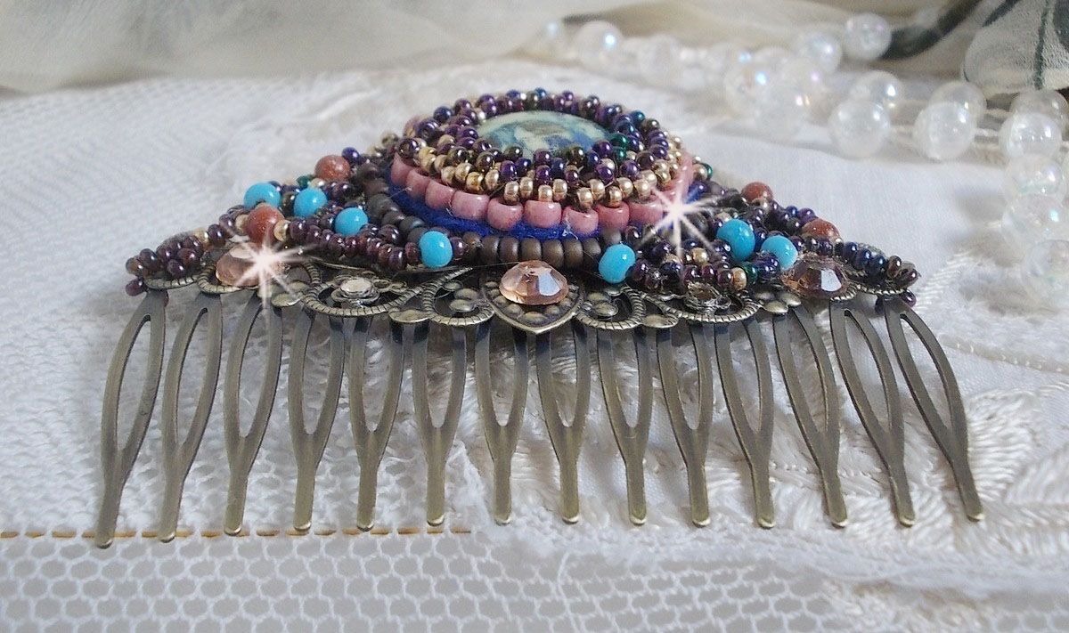 Peigne Bonjour Paris cabochon marbr&eacute; bleu/vert/&eacute;cru orn&eacute; de rocailles en verre dont la couleur dominante est le Violet. Mont&eacute;s sur un peigne Bronze m&eacute;tal avec des perles du Soleil. Un look city !