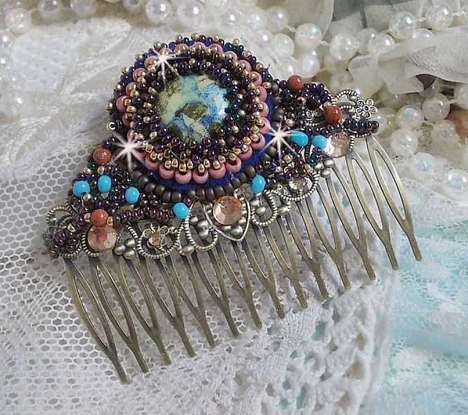 Peigne Bonjour Paris cabochon marbr&eacute; bleu/vert/&eacute;cru orn&eacute; de rocailles en verre dont la couleur dominante est le Violet. Mont&eacute;s sur un peigne Bronze m&eacute;tal avec des perles du Soleil. Un look city !