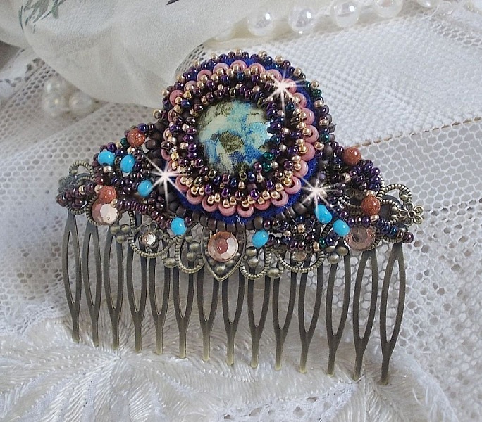 Peigne Bonjour Paris cabochon marbr&eacute; bleu/vert/&eacute;cru orn&eacute; de rocailles en verre dont la couleur dominante est le Violet. Mont&eacute;s sur un peigne Bronze m&eacute;tal avec des perles du Soleil. Un look city !