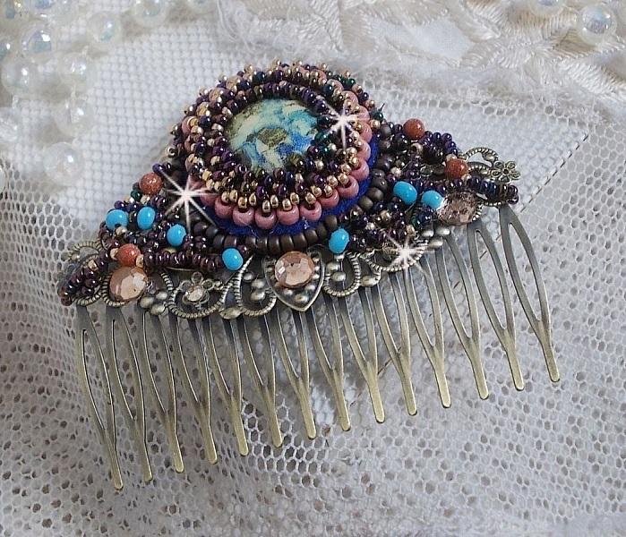 Peigne Bonjour Paris cabochon marbr&eacute; bleu/vert/&eacute;cru orn&eacute; de rocailles en verre dont la couleur dominante est le Violet. Mont&eacute;s sur un peigne Bronze m&eacute;tal avec des perles du Soleil. Un look city !
