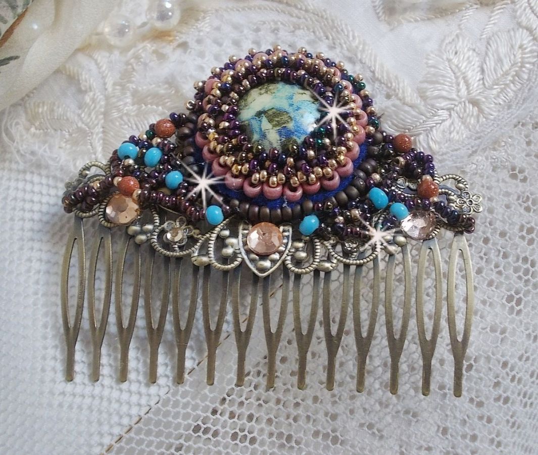 Peigne Bonjour Paris cabochon marbr&eacute; bleu/vert/&eacute;cru orn&eacute; de rocailles en verre dont la couleur dominante est le Violet. Mont&eacute;s sur un peigne Bronze m&eacute;tal avec des perles du Soleil. Un look city !