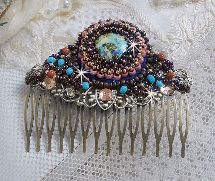 Peigne Bonjour Paris cabochon marbr&eacute; bleu/vert/&eacute;cru orn&eacute; de rocailles en verre dont la couleur dominante est le Violet. Mont&eacute;s sur un peigne Bronze m&eacute;tal avec des perles du Soleil. Un look city !