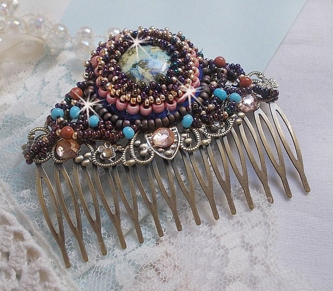 Peigne Bonjour Paris cabochon marbr&eacute; bleu/vert/&eacute;cru orn&eacute; de rocailles en verre dont la couleur dominante est le Violet. Mont&eacute;s sur un peigne Bronze m&eacute;tal avec des perles du Soleil. Un look city !
