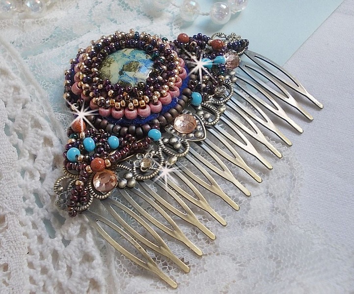 Peigne Bonjour Paris cabochon marbr&eacute; bleu/vert/&eacute;cru orn&eacute; de rocailles en verre dont la couleur dominante est le Violet. Mont&eacute;s sur un peigne Bronze m&eacute;tal avec des perles du Soleil. Un look city !