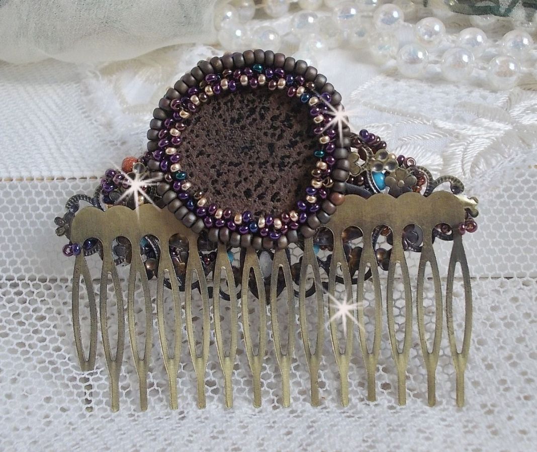Peigne Bonjour Paris cabochon marbr&eacute; bleu/vert/&eacute;cru orn&eacute; de rocailles en verre dont la couleur dominante est le Violet. Mont&eacute;s sur un peigne Bronze m&eacute;tal avec des perles du Soleil. Un look city !