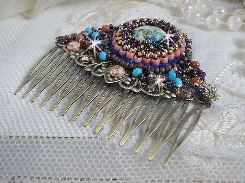 Peigne Bonjour Paris cabochon marbr&eacute; bleu/vert/&eacute;cru orn&eacute; de rocailles en verre dont la couleur dominante est le Violet. Mont&eacute;s sur un peigne Bronze m&eacute;tal avec des perles du Soleil. Un look city !
