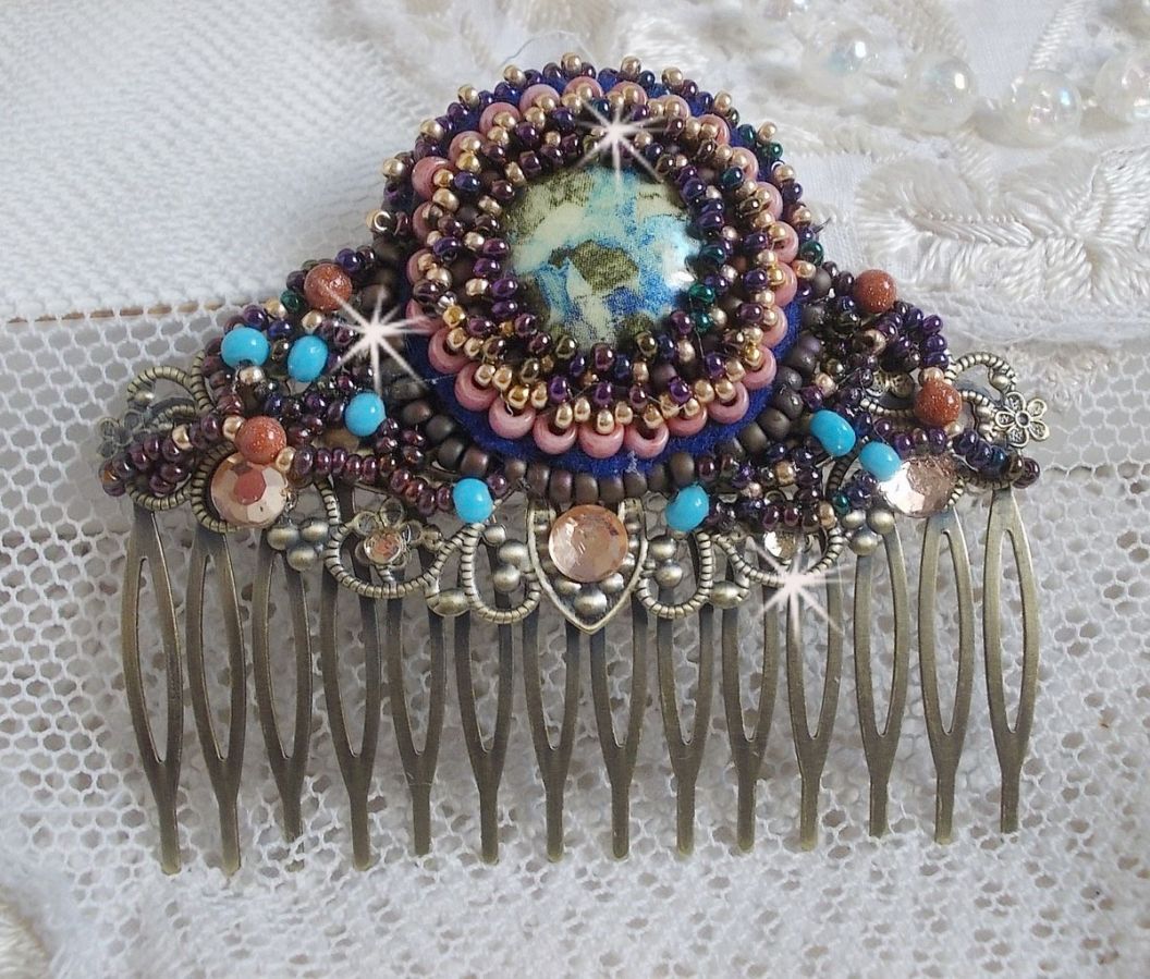 Peigne Bonjour Paris cabochon marbr&eacute; bleu/vert/&eacute;cru orn&eacute; de rocailles en verre dont la couleur dominante est le Violet. Mont&eacute;s sur un peigne Bronze m&eacute;tal avec des perles du Soleil. Un look city !