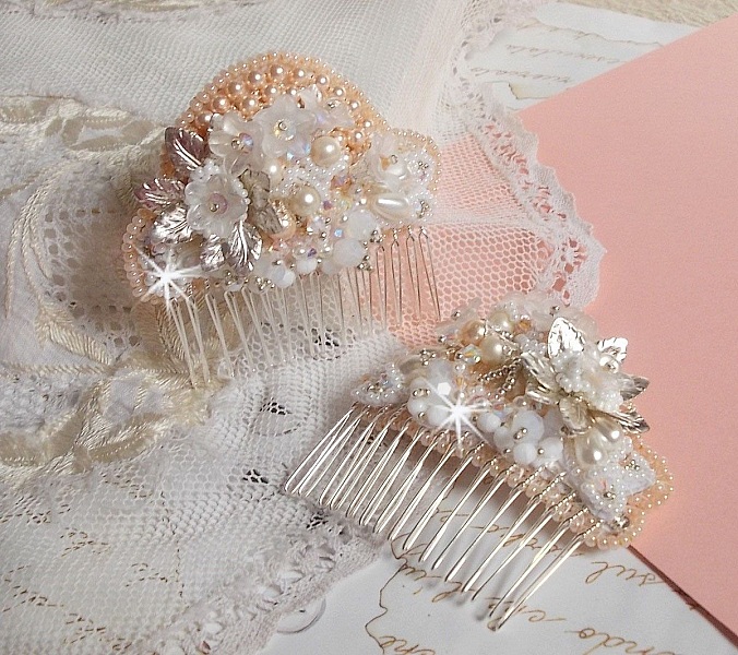 Peigne &agrave; cheveux Bouquet d'un Jour (lot de 2) brod&eacute;s avec des Cristaux, des fleurs Lucite blanches, des breloques feuilles argent&eacute;es, rocailles et barrettes peignes &agrave; cheveux en placage Argent