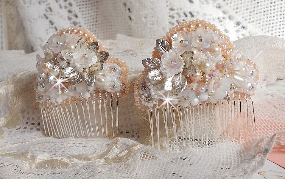 Peigne &agrave; cheveux Bouquet d'un Jour (lot de 2) brod&eacute;s avec des Cristaux, des fleurs Lucite blanches, des breloques feuilles argent&eacute;es, rocailles et barrettes peignes &agrave; cheveux en placage Argent