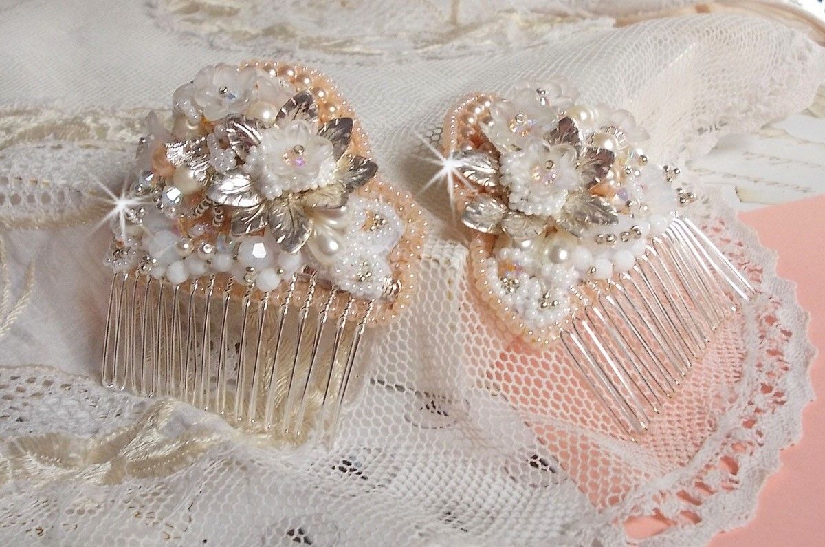 Peigne &agrave; cheveux Bouquet d'un Jour (lot de 2) brod&eacute;s avec des Cristaux, des fleurs Lucite blanches, des breloques feuilles argent&eacute;es, rocailles et barrettes peignes &agrave; cheveux en placage Argent