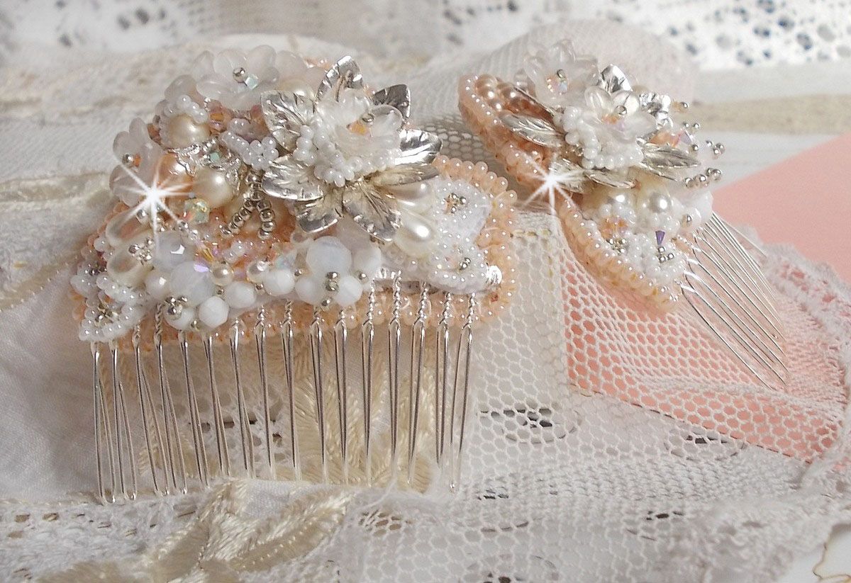 Peigne &agrave; cheveux Bouquet d'un Jour (lot de 2) brod&eacute;s avec des Cristaux, des fleurs Lucite blanches, des breloques feuilles argent&eacute;es, rocailles et barrettes peignes &agrave; cheveux en placage Argent
