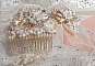 Peigne &agrave; cheveux Bouquet d'un Jour (lot de 2) brod&eacute;s avec des Cristaux, des fleurs Lucite blanches, des breloques feuilles argent&eacute;es, rocailles et barrettes peignes &agrave; cheveux en placage Argent