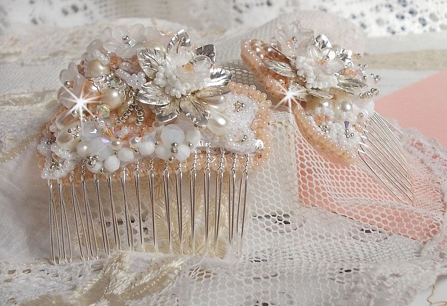 Peigne &agrave; cheveux Bouquet d'un Jour (lot de 2) brod&eacute;s avec des Cristaux, des fleurs Lucite blanches, des breloques feuilles argent&eacute;es, rocailles et barrettes peignes &agrave; cheveux en placage Argent