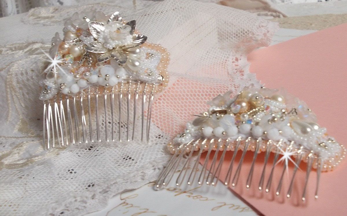 Peigne &agrave; cheveux Bouquet d'un Jour (lot de 2) brod&eacute;s avec des Cristaux, des fleurs Lucite blanches, des breloques feuilles argent&eacute;es, rocailles et barrettes peignes &agrave; cheveux en placage Argent