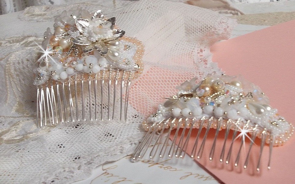Peigne &agrave; cheveux Bouquet d'un Jour (lot de 2) brod&eacute;s avec des Cristaux, des fleurs Lucite blanches, des breloques feuilles argent&eacute;es, rocailles et barrettes peignes &agrave; cheveux en placage Argent