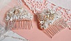 Peigne &agrave; cheveux Bouquet d'un Jour (lot de 2) brod&eacute;s avec des Cristaux, des fleurs Lucite blanches, des breloques feuilles argent&eacute;es, rocailles et barrettes peignes &agrave; cheveux en placage Argent