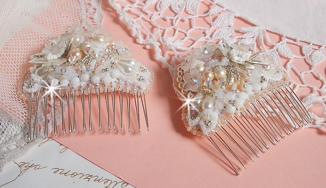 Peigne &agrave; cheveux Bouquet d'un Jour (lot de 2) brod&eacute;s avec des Cristaux, des fleurs Lucite blanches, des breloques feuilles argent&eacute;es, rocailles et barrettes peignes &agrave; cheveux en placage Argent