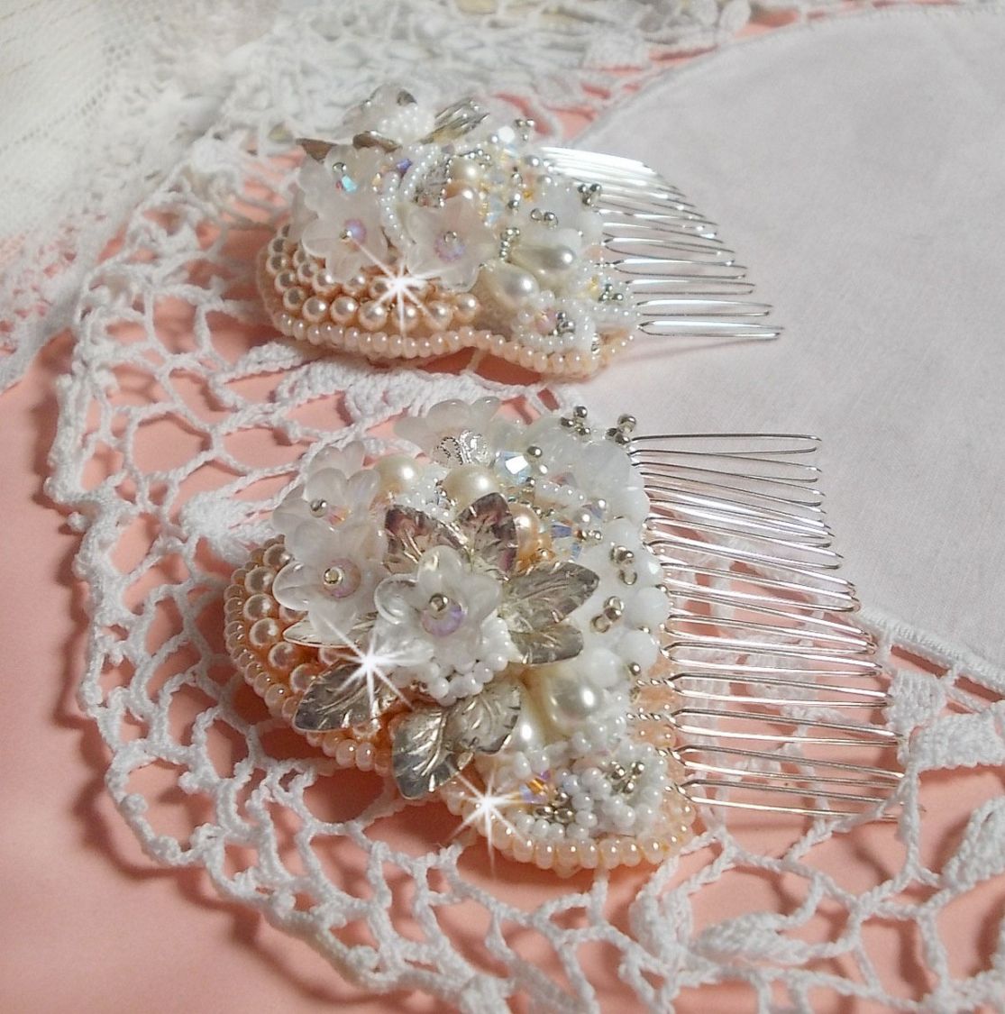 Peigne &agrave; cheveux Bouquet d'un Jour (lot de 2) brod&eacute;s avec des Cristaux, des fleurs Lucite blanches, des breloques feuilles argent&eacute;es, rocailles et barrettes peignes &agrave; cheveux en placage Argent