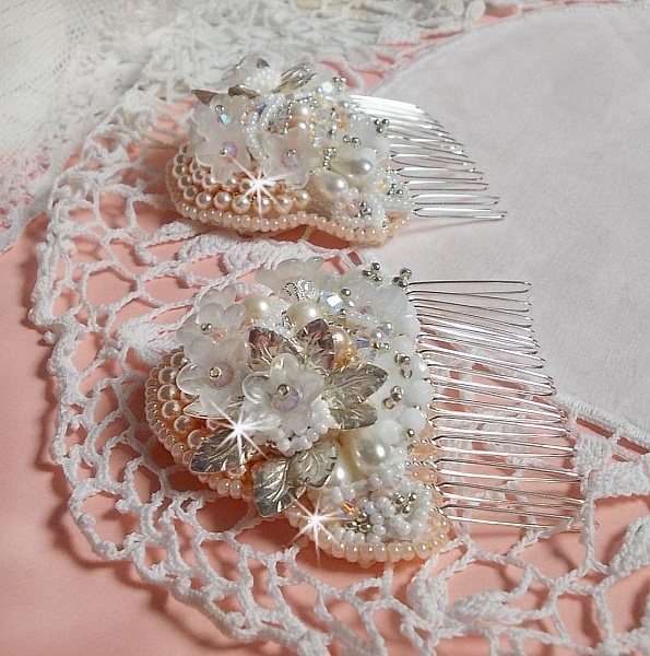 Peigne &agrave; cheveux Bouquet d'un Jour (lot de 2) brod&eacute;s avec des Cristaux, des fleurs Lucite blanches, des breloques feuilles argent&eacute;es, rocailles et barrettes peignes &agrave; cheveux en placage Argent