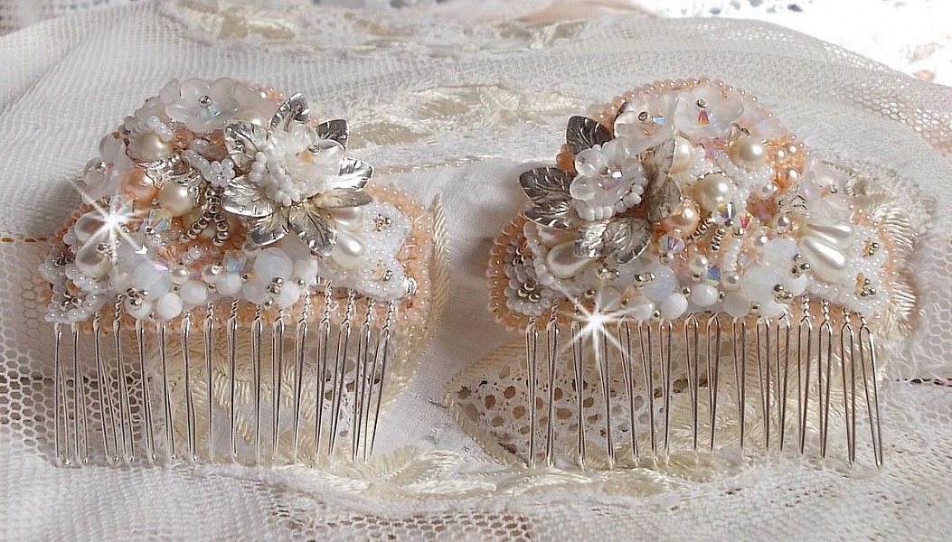 Peigne &agrave; cheveux Bouquet d'un Jour (lot de 2) brod&eacute;s avec des Cristaux, des fleurs Lucite blanches, des breloques feuilles argent&eacute;es, rocailles et barrettes peignes &agrave; cheveux en placage Argent