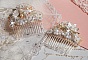 Peigne &agrave; cheveux Bouquet d'un Jour (lot de 2) brod&eacute;s avec des Cristaux, des fleurs Lucite blanches, des breloques feuilles argent&eacute;es, rocailles et barrettes peignes &agrave; cheveux en placage Argent