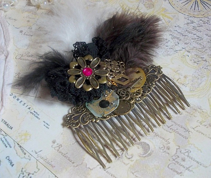 Peigne &agrave; cheveux Temps de la Curiosit&eacute; cr&eacute;&eacute; avec de la dentelle Noire des accessoires divers, des breloques de couleurs Dor&eacute;es, Argent&eacute;es, Bronzes avec des plumes Noires, Marrons et Blanches