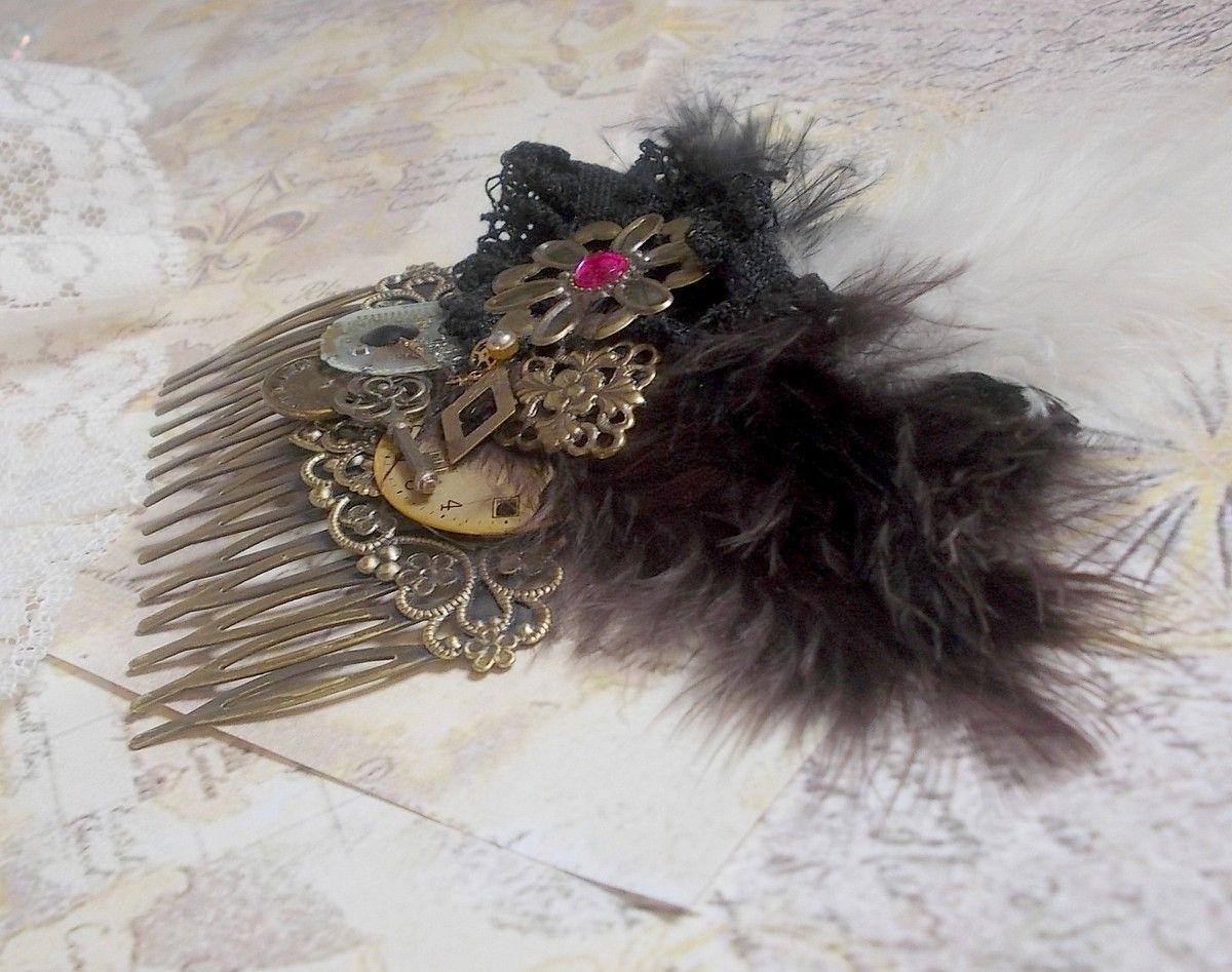 Peigne &agrave; cheveux Temps de la Curiosit&eacute; cr&eacute;&eacute; avec de la dentelle Noire des accessoires divers, des breloques de couleurs Dor&eacute;es, Argent&eacute;es, Bronzes avec des plumes Noires, Marrons et Blanches
