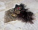 Peigne &agrave; cheveux Temps de la Curiosit&eacute; cr&eacute;&eacute; avec de la dentelle Noire des accessoires divers, des breloques de couleurs Dor&eacute;es, Argent&eacute;es, Bronzes avec des plumes Noires, Marrons et Blanches