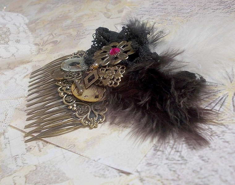 Peigne &agrave; cheveux Temps de la Curiosit&eacute; cr&eacute;&eacute; avec de la dentelle Noire des accessoires divers, des breloques de couleurs Dor&eacute;es, Argent&eacute;es, Bronzes avec des plumes Noires, Marrons et Blanches