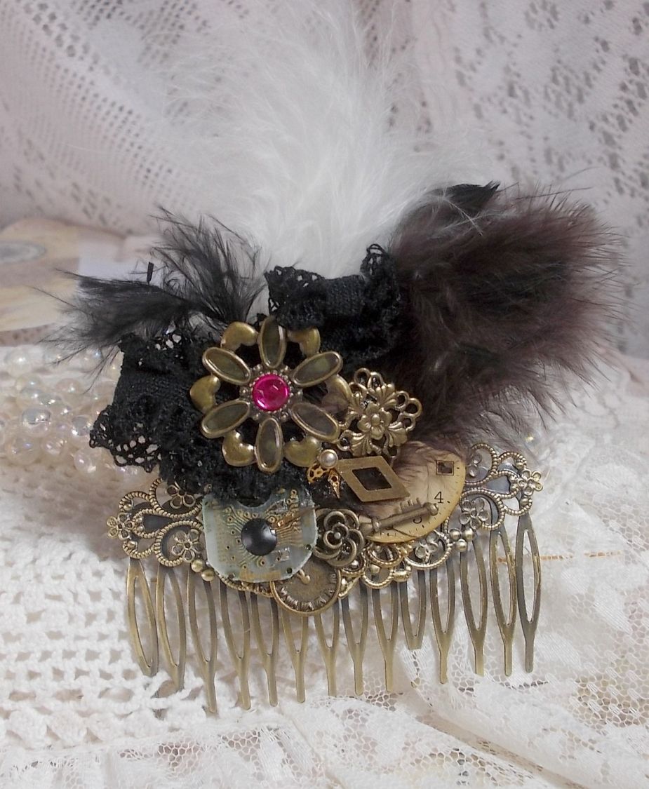 Peigne &agrave; cheveux Temps de la Curiosit&eacute; cr&eacute;&eacute; avec de la dentelle Noire des accessoires divers, des breloques de couleurs Dor&eacute;es, Argent&eacute;es, Bronzes avec des plumes Noires, Marrons et Blanches