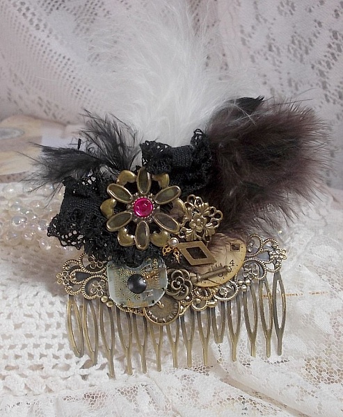 Peigne &agrave; cheveux Temps de la Curiosit&eacute; cr&eacute;&eacute; avec de la dentelle Noire des accessoires divers, des breloques de couleurs Dor&eacute;es, Argent&eacute;es, Bronzes avec des plumes Noires, Marrons et Blanches